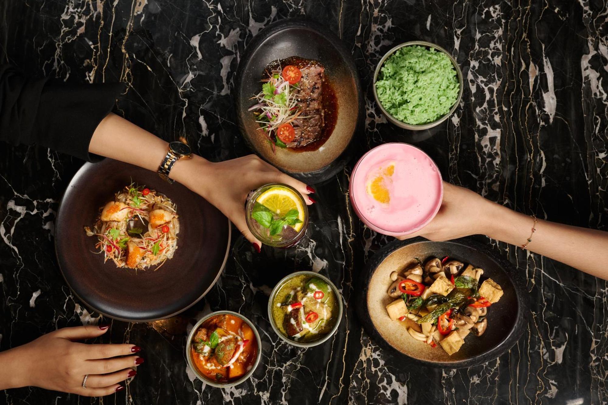 Dusit Doha Hotel Zewnętrze zdjęcie Dishes at the restaurant