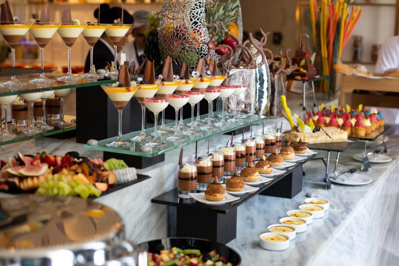 Dusit Doha Hotel Zewnętrze zdjęcie A dessert buffet