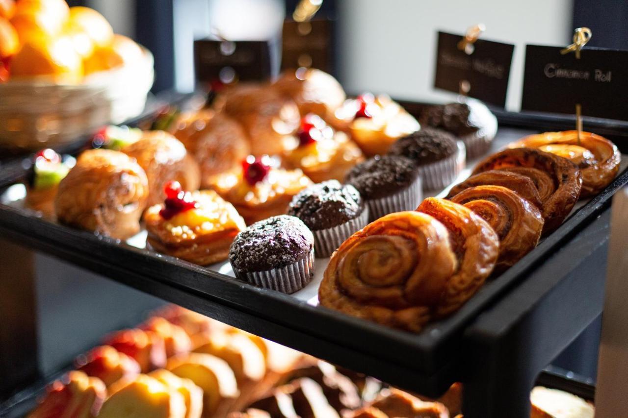 Dusit Doha Hotel Zewnętrze zdjęcie A selection of pastries
